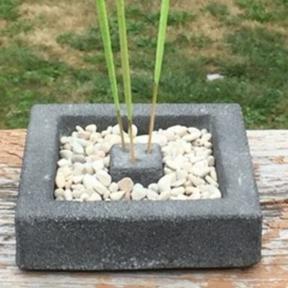 Stone incense burner comes with rocks - Picture 2 of 2